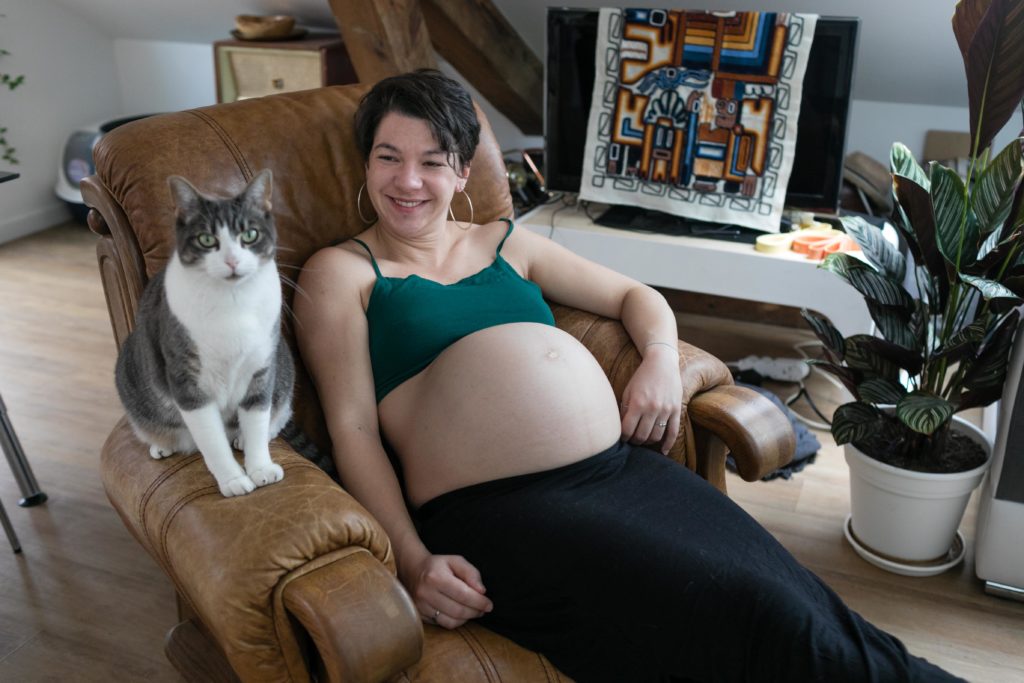 Photo naturelle grossesse avec un chat