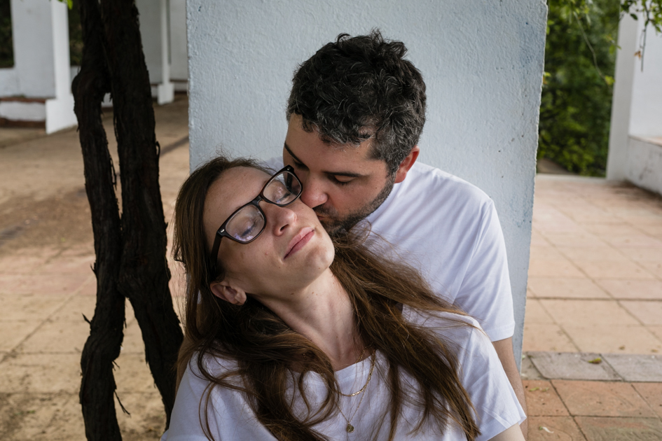 Les deux amoureux avant leur mariage par Sabine Greppo, photographe immersive.  