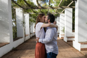 Séance couple engagement à Barcelone avant le mariage par Sabine Greppo, photographe immersive.  