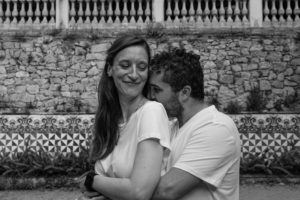 Séance couple engagement à Barcelone avant le mariage par Sabine Greppo, photographe immersive.