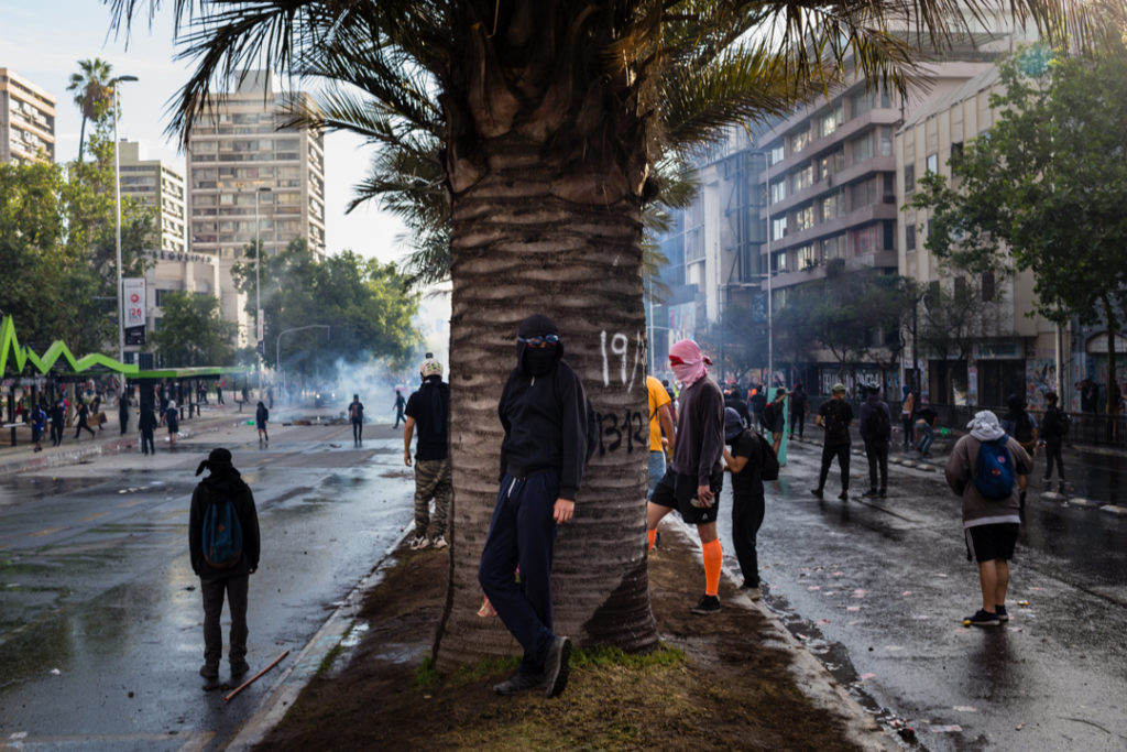 Des manifestants de "première ligne" sur la grande avenue Alameda dans le centre - Santiago du Chili - 29 Octobre 2019. 
Printemps chilien de Sabine Greppo