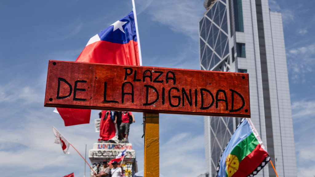 Panneau en bois indiquant Plaza de la Dignidad et drapeau mapuche - Santiago du Chili - 12/11/2019