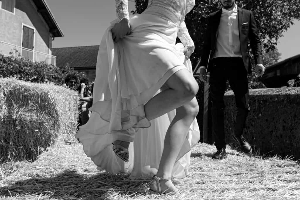 Jambes de la mariée.
Mariage de Anouk et Corentin à Prébois, près de Grenoble, Région Rhône-Alpes. Photographie prise par Sabine Greppo, photographe de mariage à Lyon et en France. 
