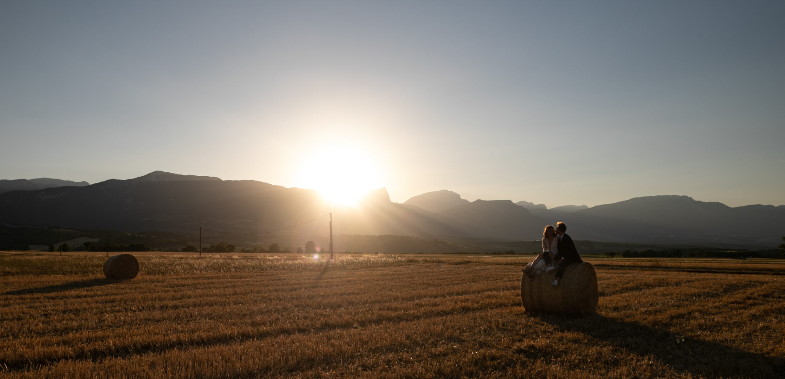 Séance photo de couple pendant le mariage au coucher du soleil. Grenoble, Région Rhône-Alpes. Photographie naturelles et esthétiques. 