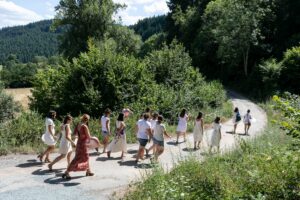 Les amies marchent en direction de la forêt, lors Shooting photo EVJF, enterrement de vie de jeune fille, à La Croix d'Orval, dans la Vallée d'Azergues, près de Lyon. Photographie réalisée par Sabine Greppo, photographe de mariage à Lyon et partout en France. 