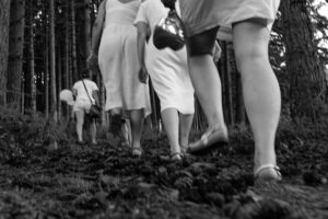 Les pieds des amies de la future mariés en noir et blanc, lors Shooting photo EVJF, enterrement de vie de jeune fille, à La Croix d'Orval, dans la Vallée d'Azergues, près de Lyon. Photographie réalisée par Sabine Greppo, photographe de mariage à Lyon et partout en France. 