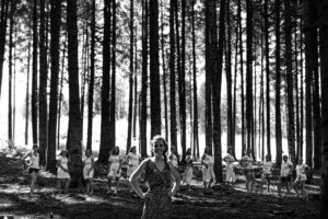 La future mariée pose au milieu de ses amies dans la forêt, en noir et blanc, lors d'un shooting photo EVJF, enterrement de vie de jeune fille, à La Croix d'Orval, dans la Vallée d'Azergues, près de Lyon. Photographie réalisée par Sabine Greppo, photographe de mariage à Lyon et partout en France.