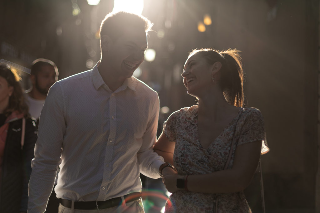 Une couple rit à Barcelone, avec le coucher de soleil derrière. 
Photographie prise par Sabine Greppo, photographe de mariage à Lyon et en France. 