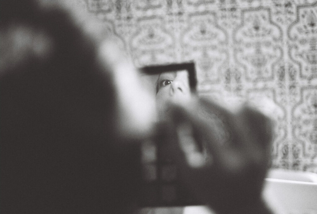 Femme qui se maquille. Photographe et artiste visuelle. Vit à Lyon et travaille en France, en Espagne et au Chili. Mes projets : Printemps chilien et la tarte.