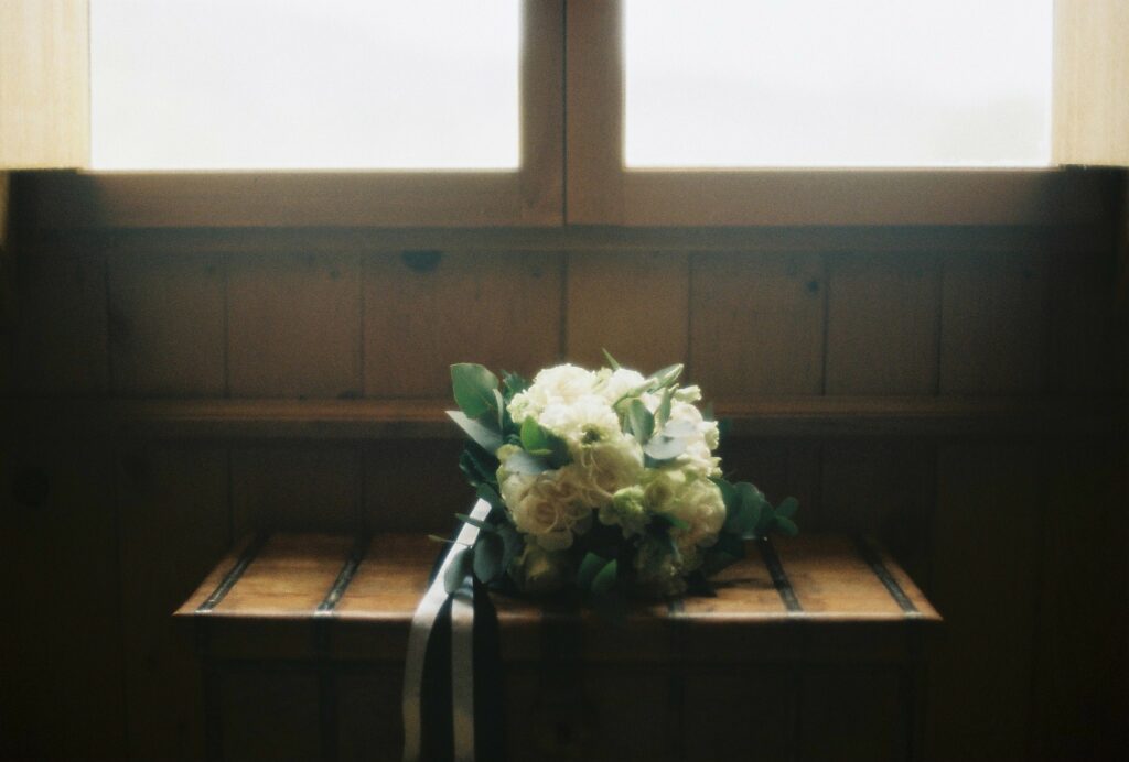 Bouquet en dessous d'une fenêtre. Photographe et artiste visuelle. Vit à Lyon et travaille en France, en Espagne et au Chili. Mes projets : Printemps chilien et la tarte.