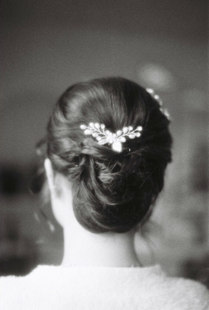 Coiffure d'une femme. Photographe et artiste visuelle. Vit à Lyon et travaille en France, en Espagne et au Chili. Mes projets : Printemps chilien et la tarte.