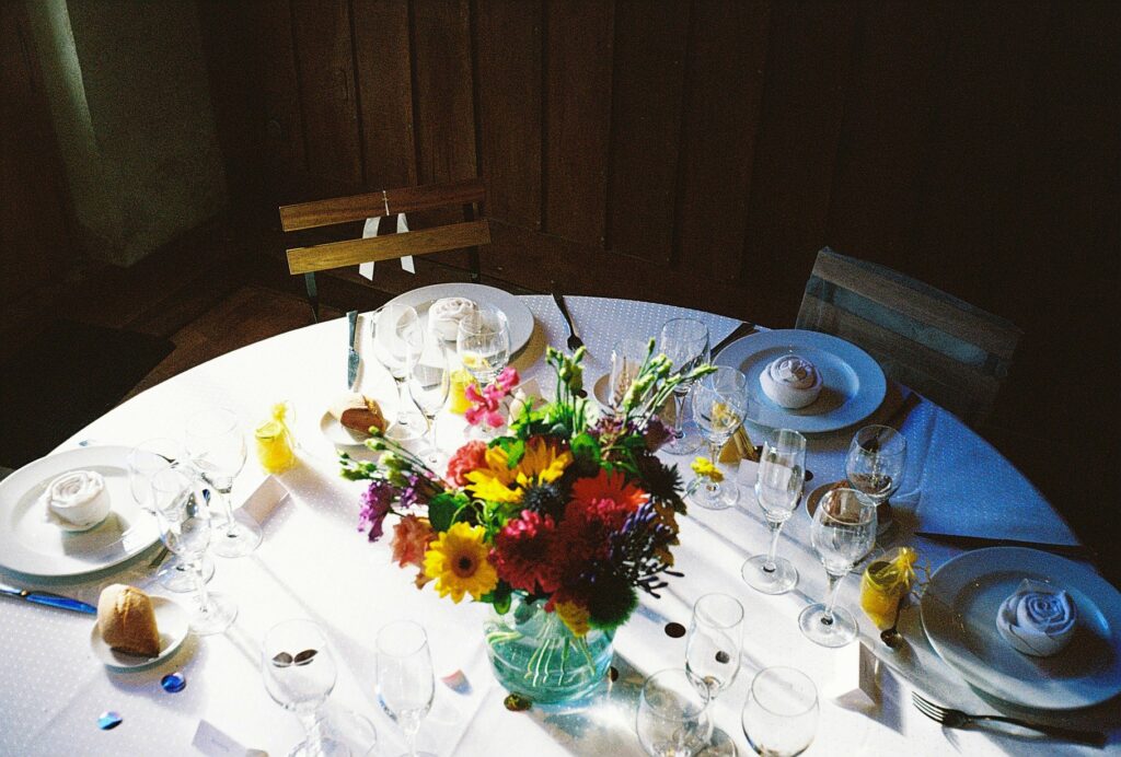 Table décorée. Photographe et artiste visuelle. Vit à Lyon et travaille en France, en Espagne et au Chili. Mes projets : Printemps chilien et la tarte.