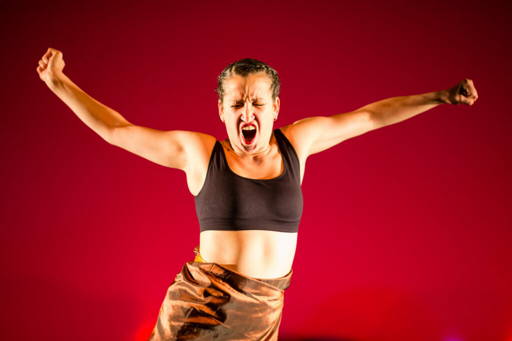 Danseuse sur fond rouge. Photographe et artiste visuelle. Vit à Lyon et travaille en France, en Espagne et au Chili. Mes projets : Printemps chilien et la tarte.