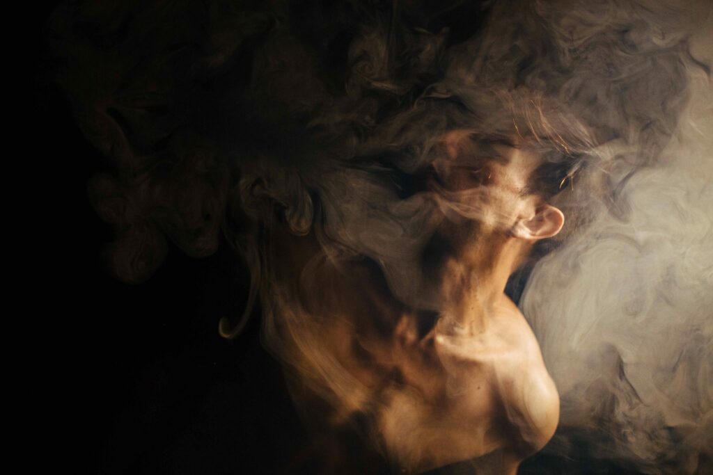 Danseur dans de la fumée. Photographe et artiste visuelle. Vit à Lyon et travaille en France, en Espagne et au Chili. Mes projets : Printemps chilien et la tarte.