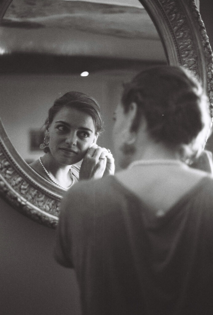 Femme qui met des boucles d'oreilles. Photographe et artiste visuelle. Vit à Lyon et travaille en France, en Espagne et au Chili. Mes projets : Printemps chilien et la tarte.