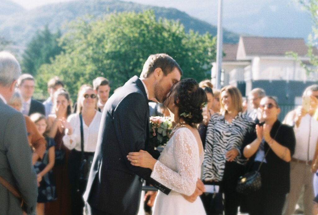 Une femme et un homme qui s'embrasse. Photographe et artiste visuelle. Vit à Lyon et travaille en France, en Espagne et au Chili. Mes projets : Printemps chilien et la tarte.