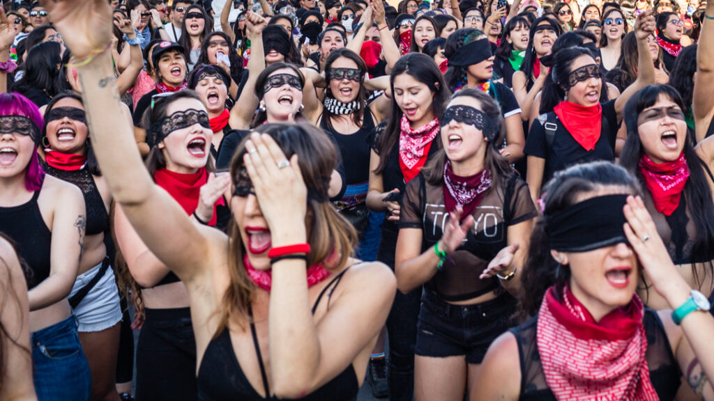 Groupe de femmes avec des rubans noir sur les yeux. Photographe et artiste visuelle. Vit à Lyon et travaille en France, en Espagne et au Chili. Mes projets : Printemps chilien et la tarte.