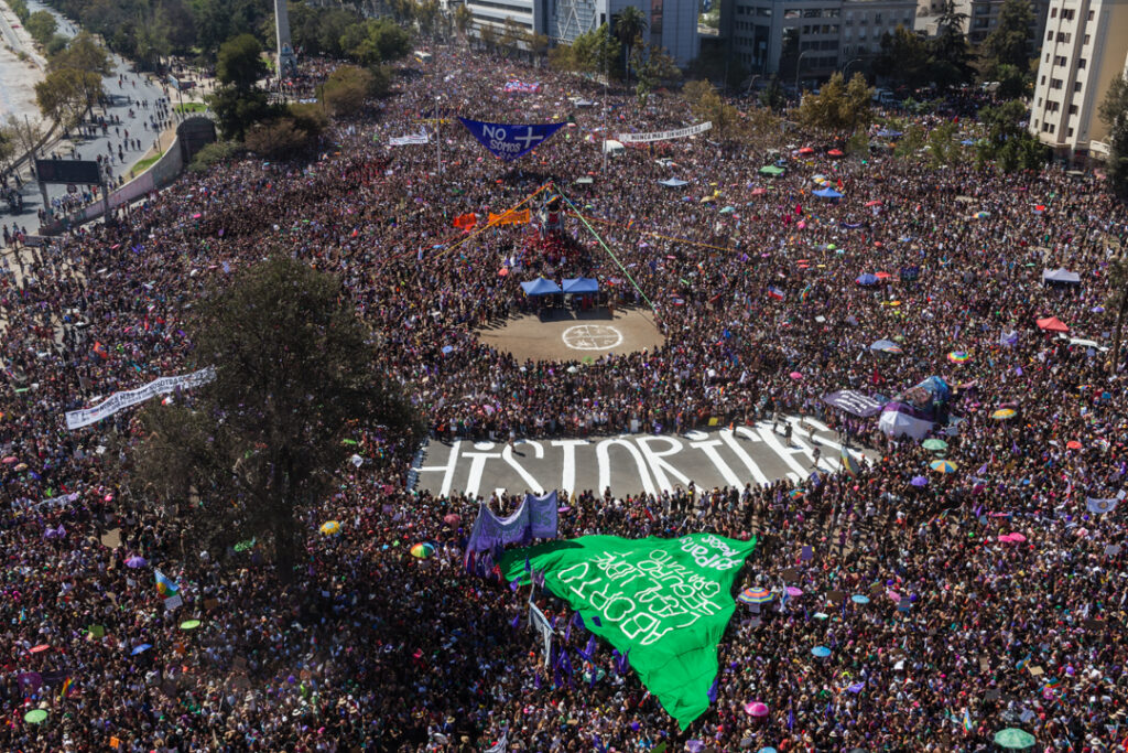 Manifestions au chili. Photographe et artiste visuelle. Vit à Lyon et travaille en France, en Espagne et au Chili. Mes projets : Printemps chilien et la tarte.