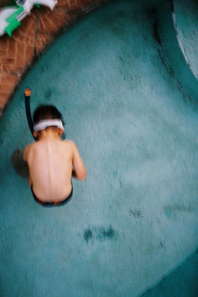 Enfant dans une piscine. Photographe et artiste visuelle. Vit à Lyon et travaille en France, en Espagne et au Chili. Mes projets : Printemps chilien et la tarte.